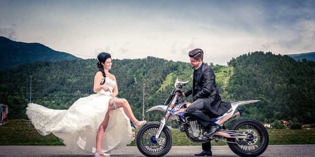 Hochzeitsfotos - Copyright und Rechte: Bilder kommerziell nutzbar - Tiroler Unterland - Braut oder Motorrad :-) - JB_PICTURES