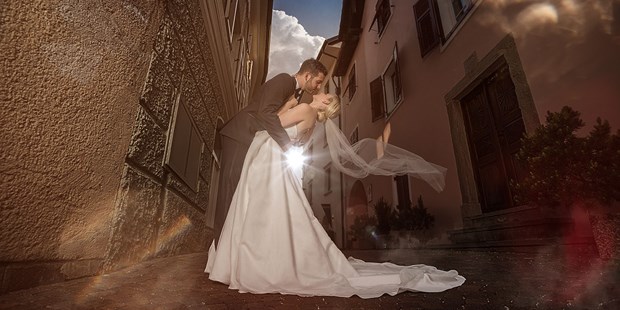 Hochzeitsfotos - Art des Shootings: Trash your Dress - Wolfratshausen - in einer Gasse in Kaltern / Südtirol - JB_PICTURES