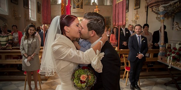 Hochzeitsfotos - Fotostudio - Tirol - erster Kuss als Ehepaar - Wolfgang Thaler photography