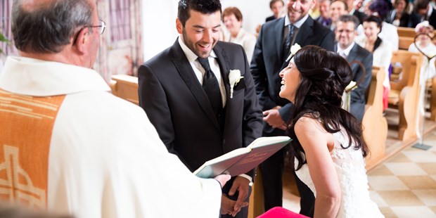 Hochzeitsfotos - Fotobox alleine buchbar - Echte Emotionen in der Kirche mit Cindy und Michael im Tiroler Pitztal - click & smile photography
