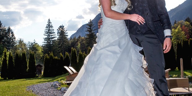 Hochzeitsfotos - Copyright und Rechte: Bilder kommerziell nutzbar - Gois - Brautpaarshooting mit Janine und Markus im Gnadenwalder Speckbacherhof bei Hall in Tirol - click & smile photography