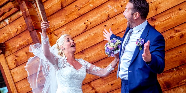 Hochzeitsfotos - Fotobox mit Zubehör - Nassereith - WHAAAAT - Auch bei Brautpaarhootings fliegen manchmal die Fetzen :D :D - click & smile photography