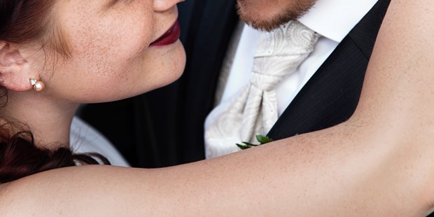 Hochzeitsfotos - Copyright und Rechte: Bilder privat nutzbar - Blankenhain - Gemütliche Hochzeit von Patty und Christoph in Leipzig  - Maks Yasinski