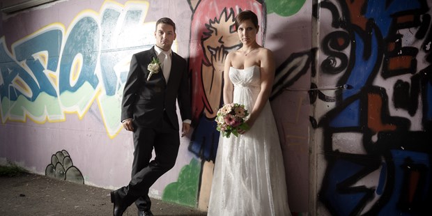 Hochzeitsfotos - Copyright und Rechte: Bilder beinhalten Wasserzeichen - Wittibreut - Coole Location in Unterfühtung mit Grafitti in Seekirchen - FOTO FLAUSEN - Andreas Brandl