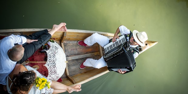 Hochzeitsfotos - Fotostudio - Althofen (Althofen) - im Boot mit Musikant auf der Fischach in Seekirchen - FOTO FLAUSEN - Andreas Brandl