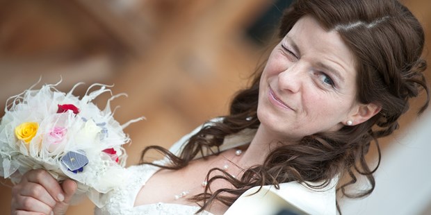 Hochzeitsfotos - Fotobox mit Zubehör - Salzburg - Kritischer Blick der Braut in Richtung ihres Bräutigams vor der Trauung. Irgendwo am Berg in Salzburg. - FOTO FLAUSEN - Andreas Brandl