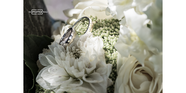 Hochzeitsfotos - Copyright und Rechte: Bilder auf Social Media erlaubt - Pyhrn Eisenwurzen - Brautstrauss - DieFotoFrau