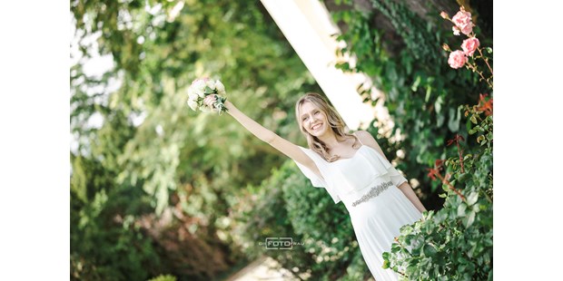 Hochzeitsfotos - zweite Kamera - Donauraum - glückliche Braut - DieFotoFrau
