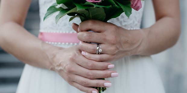 Hochzeitsfotos - Lengdorf (Erding) - Braut hält Blumenstrauß. Ehering und Verlobungsring. WE WILL WEDDINGS | Hochzeitsfotografin Tirol / Wien - WE WILL WEDDINGS