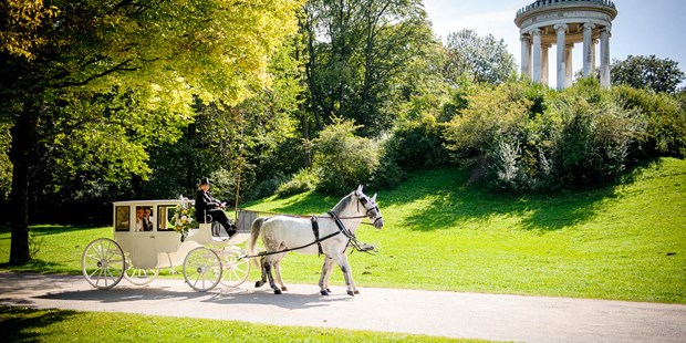 Hochzeitsfotos - Fotobox alleine buchbar - Telfs - Hochzeitsfotografie im Englischen Garten in München - Wolfgang Burkart Fotografie