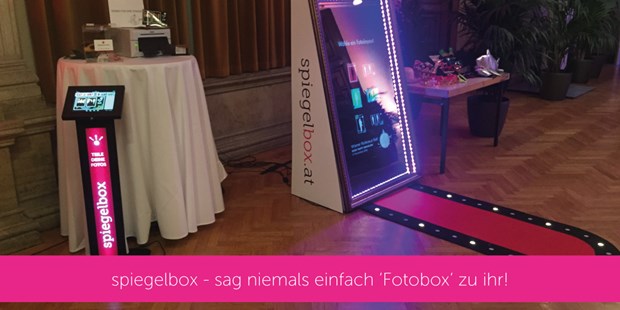Hochzeitsfotos - Fotobox mit Zubehör - Eggenburg - Die spiegelbox inklusive Social Media Sharing Station und Drucker - spiegelbox