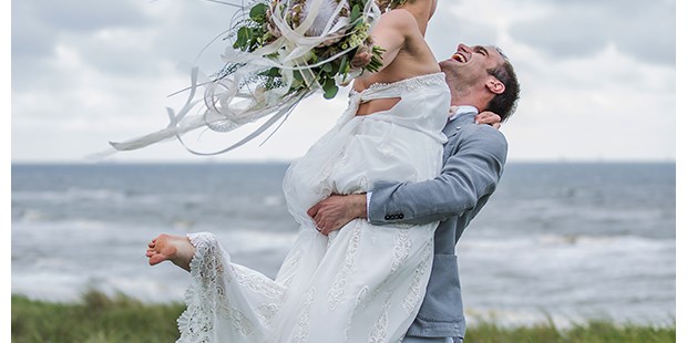 Hochzeitsfotos - Copyright und Rechte: Bilder auf Social Media erlaubt - Nordrhein-Westfalen - Hochzeitsreportage Strandhochzeit im Boho-Stil - Dorina Köbele-Milaş