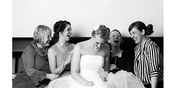 Hochzeitsfotos - zweite Kamera - Aachen - Hochzeitsfeier Frauen Gruppenbild Hochzeitsreportage Köln - Dorina Köbele-Milaş