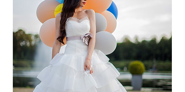 Hochzeitsfotos - Art des Shootings: Trash your Dress - Region Köln-Bonn - Fotoshooting Braut mit Ballons Hochzeitsreportage Bremen Dorina Köbele-Milas - Dorina Köbele-Milaş