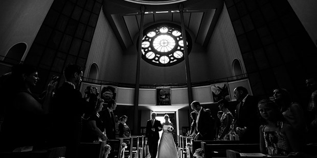Hochzeitsfotos - zweite Kamera - Aachen - Braut und Brautvater Ankommen kirchliche Trauung Köln Hochzeitsfotograf Dorina Köbele-Milas - Dorina Köbele-Milaş