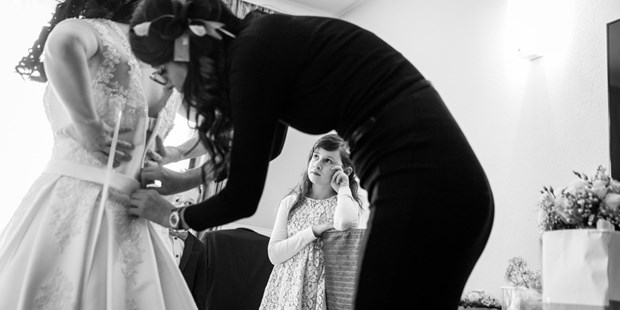 Hochzeitsfotos - Fotobox mit Zubehör - Hausruck - Getting Ready mit einem neugierigen Kind - Dieter Hawlan