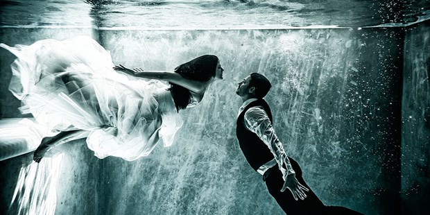 Hochzeitsfotos - Art des Shootings: Unterwassershooting - Pettneu am Arlberg - Hochzeitsfotograf Monika Kessler Unterwassershooting - Art of Photography Monika Kessler