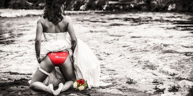 Hochzeitsfotos - Art des Shootings: Unterwassershooting - Schruns - Hochzeitsfotografin Monika Kessler Trash the Dress - Art of Photography Monika Kessler