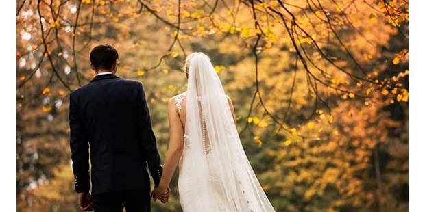 Hochzeitsfotos - Videografie buchbar - Alberschwende - Brautpaar mit Herbststimmung - Art of Photography Monika Kessler