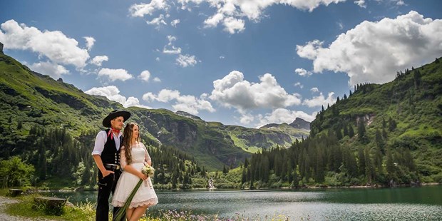 Hochzeitsfotos - Art des Shootings: Unterwassershooting - Brand (Brand) - Mettmenalpe Glarus Schweiz - Art of Photography Monika Kessler