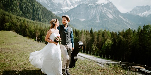 Hochzeitsfotos - Art des Shootings: Fotostory - Bayern - Paarshooting auf der Gamsalm - Magnus Winterholler | Gipfelliebe Hochzeitsfotografie