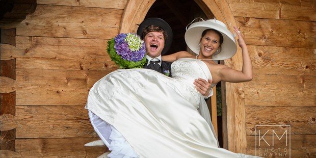 Hochzeitsfotos - Art des Shootings: Fotostory - Barbing - Hochzeit mit Hut - Going am Wilden Kaiser - Klaus Mittermayr Fotografie