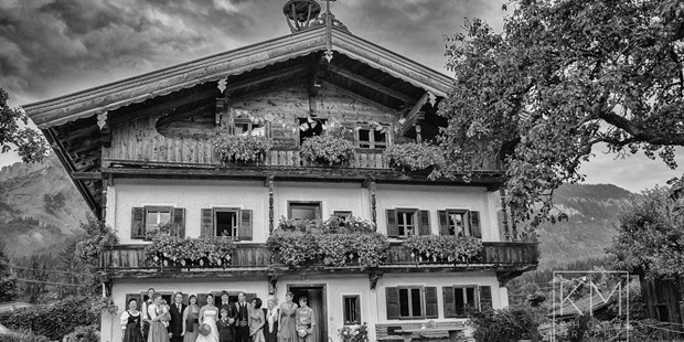 Hochzeitsfotos - Videografie buchbar - Chiemsee - Hochzeitsgesellschaft vor dem Hof der Familie in Tirol - Klaus Mittermayr Fotografie