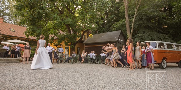 Hochzeitsfotos - zweite Kamera - Oberösterreich - Brautstrauß werfen - Klaus Mittermayr Fotografie