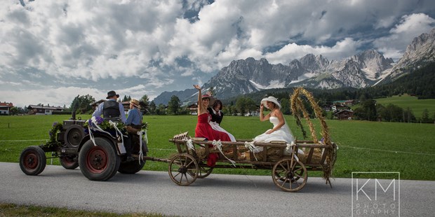 Hochzeitsfotos - Fotostudio - Straubing - "Mit dem Leiterwagen zu Kirche" - Hochzeit in Tirol am Wilden Kaiser - Klaus Mittermayr Fotografie