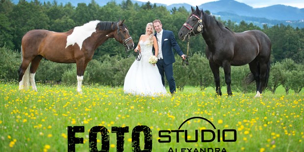Hochzeitsfotos - Fotostudio - Graz - Ein Hobby auf vier Hufen hat Euch verbunden
Und auf dem Pferderücken habt Ihr Eure Liebe gefunden.
Nun fühlt Ihr Euch gemeinsam geborgen,
die Liebe zu den Pferden wird ein Leben lang dafür sorgen. - Wünscher Alexandra