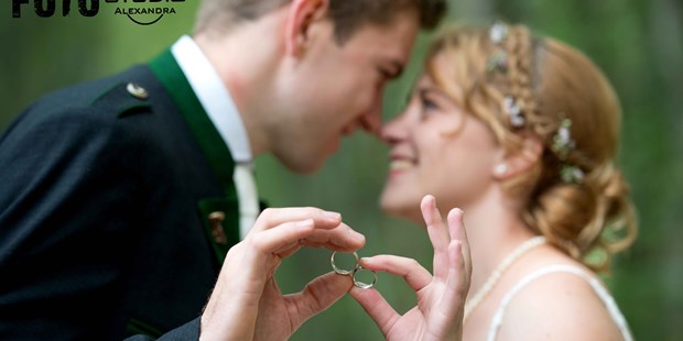 Hochzeitsfotos - Leitring - Zwei Hände, zwei Ringe, ein Versprechen gegeben.  - Wünscher Alexandra