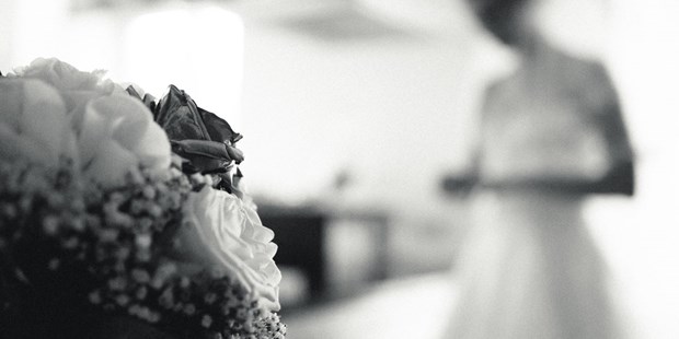 Hochzeitsfotos - Aschendorf - Fine Art Hochzeitsfotograf, Brautstrauß und Braut - ultralicht Fotografie