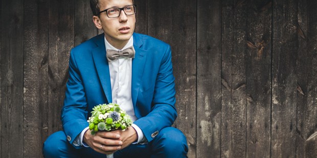 Hochzeitsfotos - Art des Shootings: Trash your Dress - Gallneukirchen - Fine Art Hochzeitsfotograf, Bräutigam mit Brautstrauß - ultralicht Fotografie