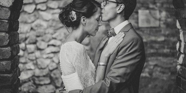 Hochzeitsfotos - Art des Shootings: Portrait Hochzeitsshooting - Niederösterreich - Fine Art Hochzeitsfotograf, der Kuss - ultralicht Fotografie