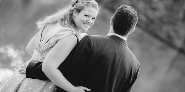 Hochzeitsfotos - Art des Shootings: Portrait Hochzeitsshooting - Weinviertel - Fine Art Hochzeitsfotograf, Braut blickt zurück - ultralicht Fotografie