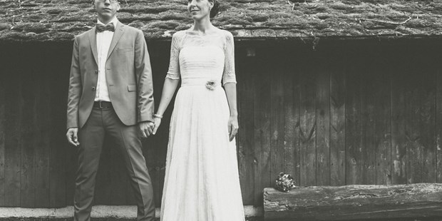 Hochzeitsfotos - Art des Shootings: Trash your Dress - Sitzendorf an der Schmida - Fine Art Hochzeitsfotograf, Brautpaar im schwarzweiß Vintage-Stil - ultralicht Fotografie