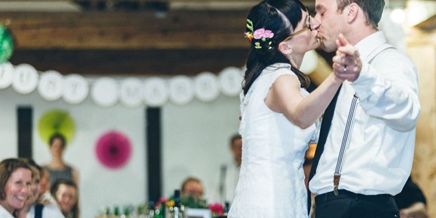 Hochzeitsfotos - Copyright und Rechte: Bilder auf Social Media erlaubt - Weinviertel - Fine Art Hochzeitsfotograf, the last dance - ultralicht Fotografie