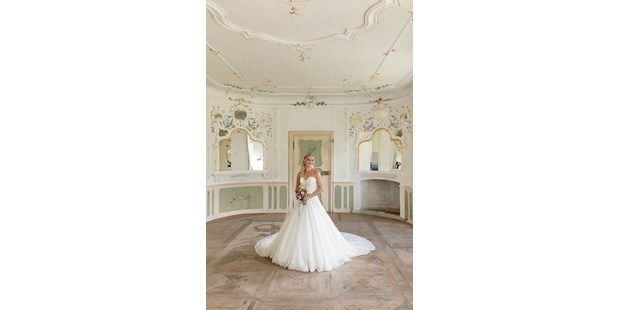 Hochzeitsfotos - Videografie buchbar - Alberschwende - Braut im Spiegelsaal Schloss Reichenau - Stefanie Blochwitz Fotografie - Nordlichtphoto