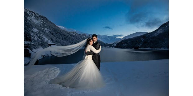 Hochzeitsfotos - Copyright und Rechte: Bilder privat nutzbar - Schweiz - Brautpaarshooting bei Dämmerung im Engadin - Stefanie Blochwitz Fotografie - Nordlichtphoto