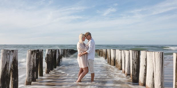 Hochzeitsfotos - Fotobox mit Zubehör - Verlobungsshooting in Domburg, Niederlande. - René Warich Photography