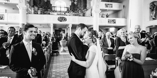 Hochzeitsfotos - Copyright und Rechte: Bilder auf Social Media erlaubt - Rutesheim - Brautpaar während der Trauung - Stefan Kuhn Hochzeitsfotografie