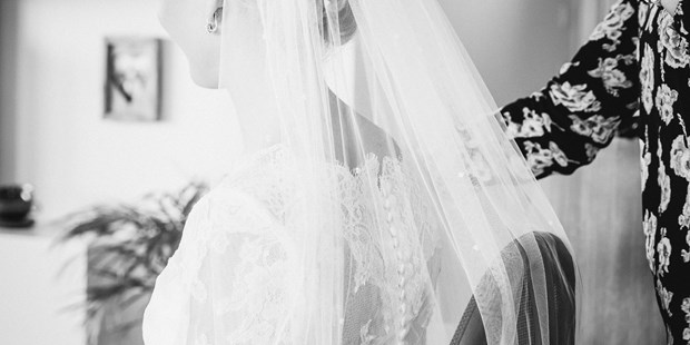 Hochzeitsfotos - Copyright und Rechte: Bilder auf Social Media erlaubt - Reith bei Seefeld - Getting-Ready - Stefan Kuhn Hochzeitsfotografie