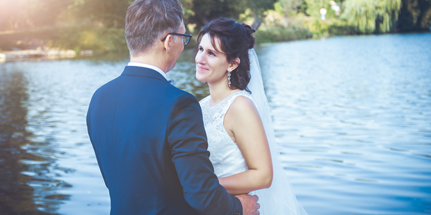 Hochzeitsfotos - Copyright und Rechte: Bilder auf Social Media erlaubt - Sachsen - Brautpaar am See - LM-Fotodesign