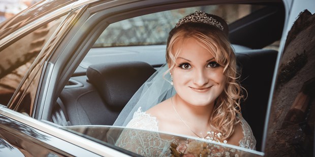 Hochzeitsfotos - Copyright und Rechte: Bilder auf Social Media erlaubt - Sachsen - Braut im Brautauto - LM-Fotodesign
