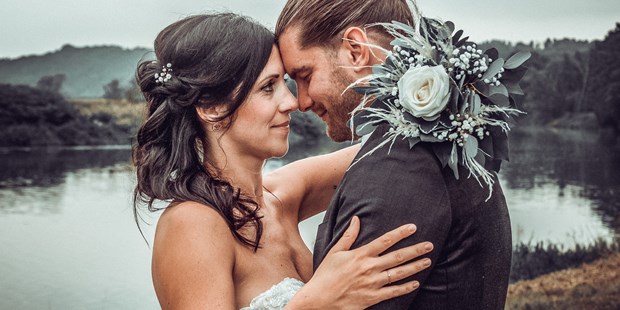 Hochzeitsfotos - Fotobox alleine buchbar - Blankenhain - Romantisches Vintage Brautpaarshooting am See - LM-Fotodesign