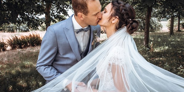 Hochzeitsfotos - Copyright und Rechte: keine Vervielfältigung erlaubt - Erzgebirge - Braut mit langem Schleier - LM-Fotodesign
