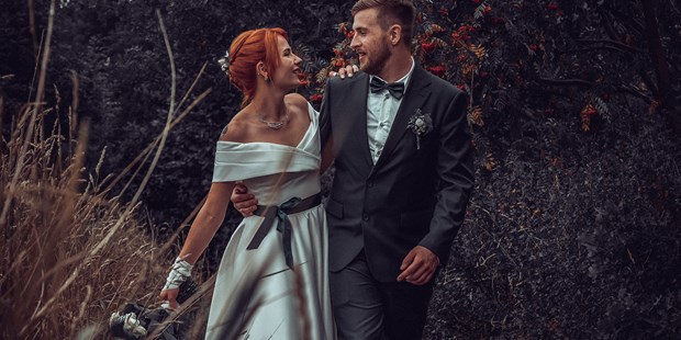 Hochzeitsfotos - Copyright und Rechte: keine Vervielfältigung erlaubt - Döbeln - laufendes Brautpaar beim Hochzeits Shooting in Chemnitz - LM-Fotodesign