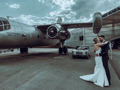 Hochzeitsfotos - Fotobox alleine buchbar - Starnberg (Starnberg) - Coupleshooting am Flughafen vom Hochzeitsfotograf Foto Girone. - Foto Girone