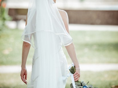 Hochzeitsfotos - Copyright und Rechte: Bilder beinhalten Wasserzeichen - Unterperfuss - Eine Braut nach der Hochzeit - Foto Girone