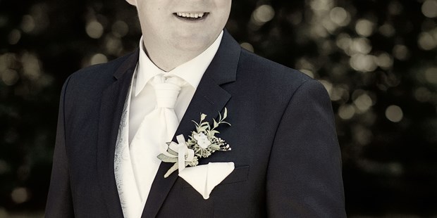 Hochzeitsfotos - Copyright und Rechte: Bilder auf Social Media erlaubt - Schwaben - Portraitshooting Bräutigam Schloß Oberschleißheim - markus krompaß photographie